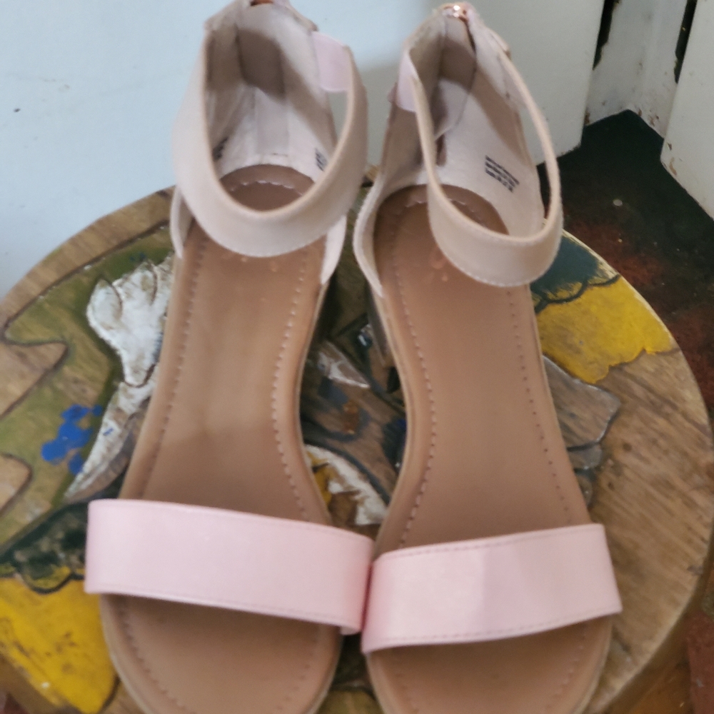 Girls sz 7 justice zip up back sandles